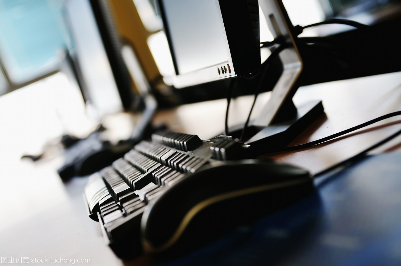 全新電腦與TFT顯示器在現(xiàn)代學校教室的應用